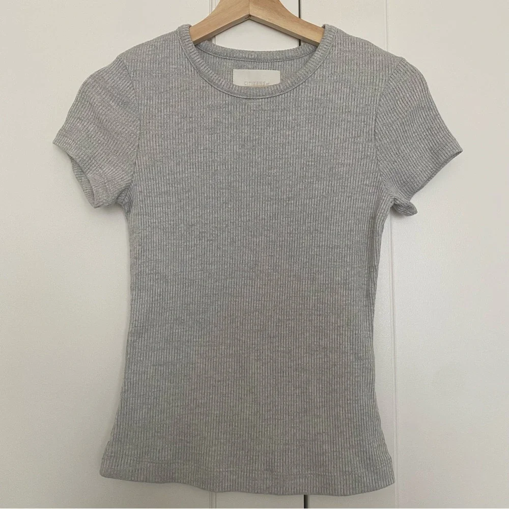 Citizens of Humanity Bree Baby Tee in Heather Grey - Picture 3 of 7